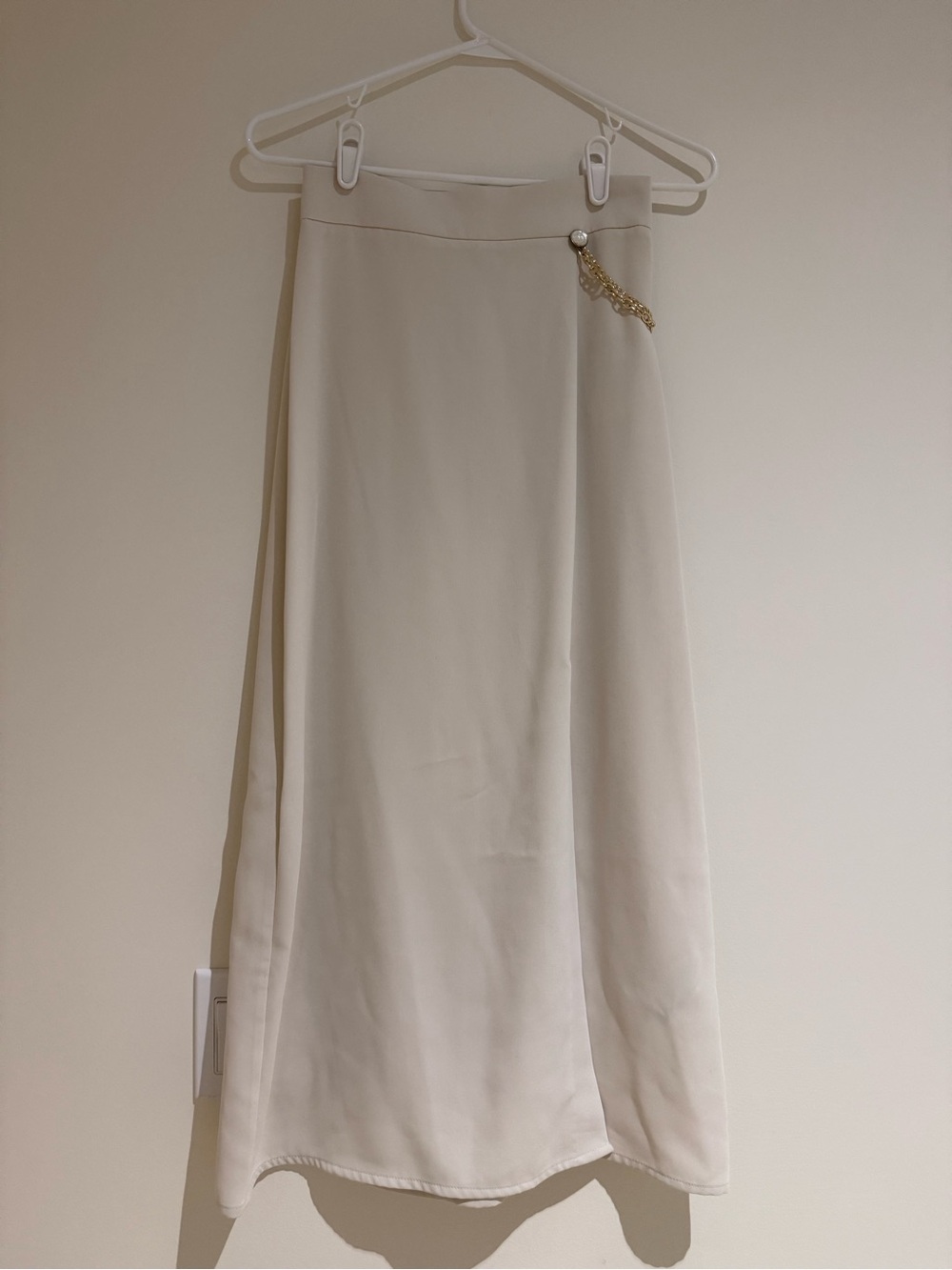 Never Worn-Zara Cream Maxi Skirt with Gold Chain Accent, Size XS